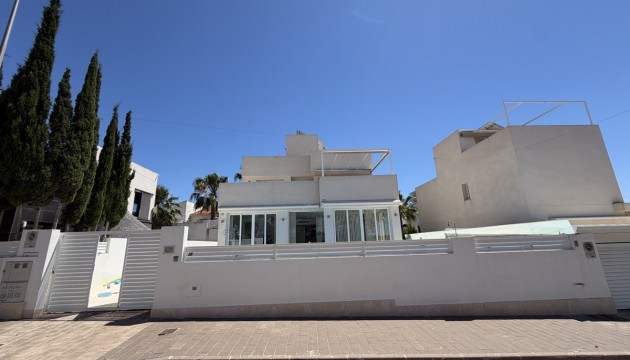 Reventa - Chalet Independiente - Mil Palmeras