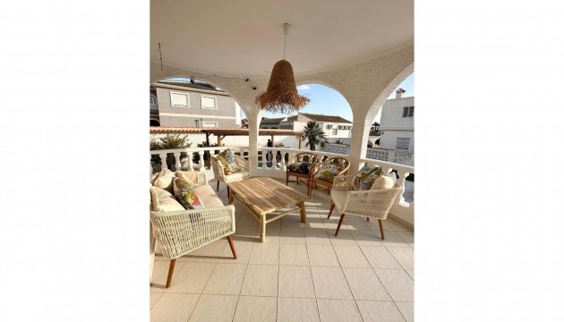 Перепродажа - отдельная вилла - Torrevieja