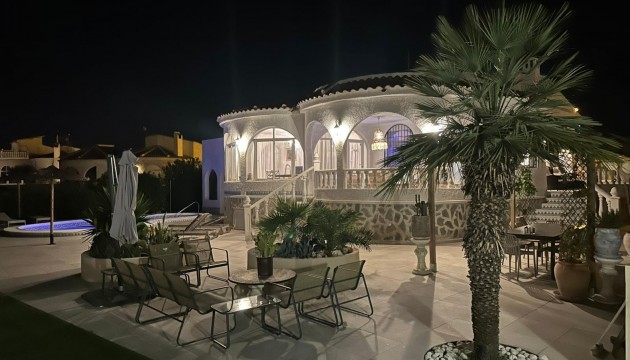 Перепродажа - отдельная вилла - Torrevieja