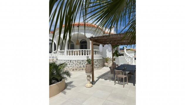 Перепродажа - отдельная вилла - Torrevieja