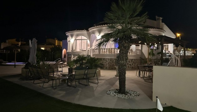 Перепродажа - отдельная вилла - Torrevieja