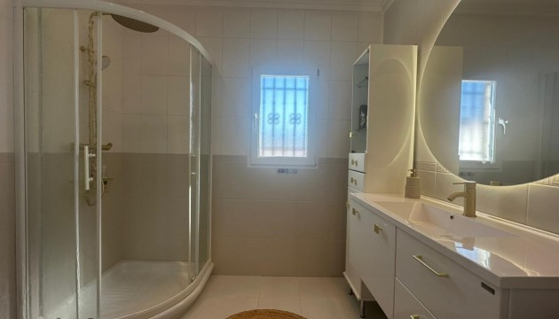 Перепродажа - отдельная вилла - Torrevieja