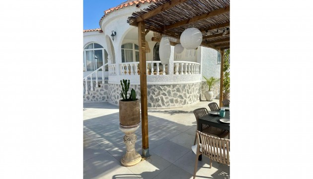 Перепродажа - отдельная вилла - Torrevieja