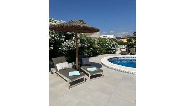 Перепродажа - отдельная вилла - Torrevieja