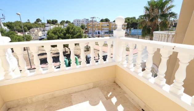 Odsprzedaż - Detached Villa - Orihuela Costa - Villamartín