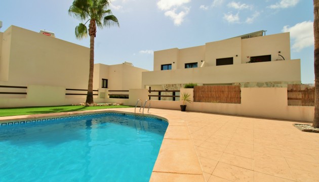Videresalg - Detached Villa - Orihuela Costa - Villamartín