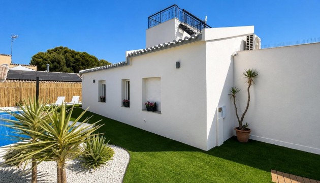 Resale - Semi Detached Villa - Orihuela Costa - Punta Prima