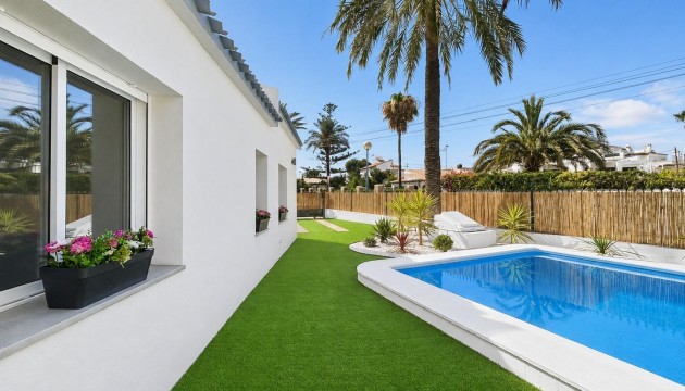 Resale - Semi Detached Villa - Orihuela Costa - Punta Prima