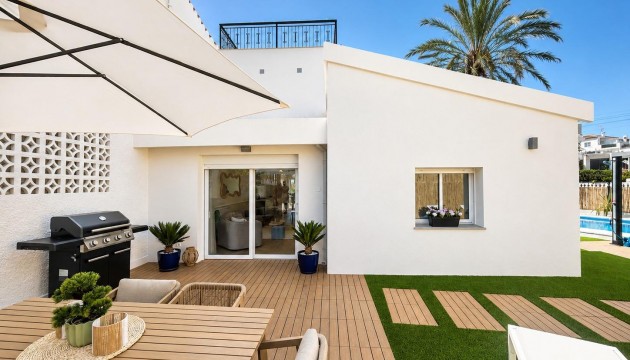 Resale - Semi Detached Villa - Orihuela Costa - Punta Prima