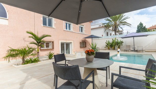 Resale - Semi Detached Villa - Orihuela Costa - Punta Prima